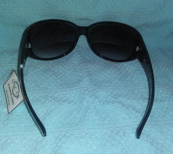O By Oscar ed la Renta black stripped sunglasses - Picture 6 of 6